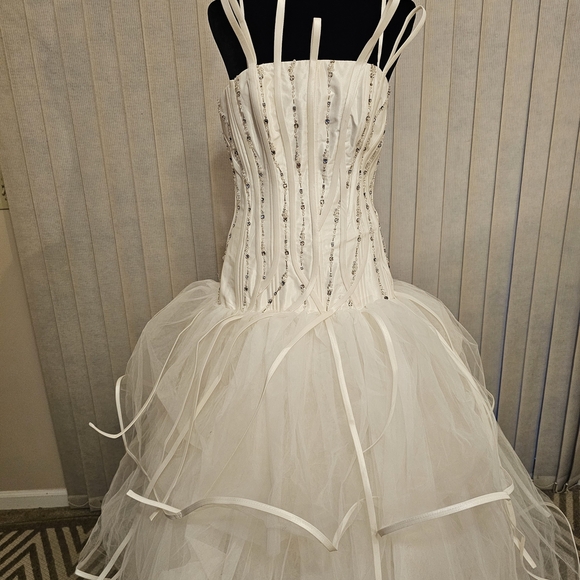 Elegant White Strapless Gown 8/40 - Picture 4 of 6